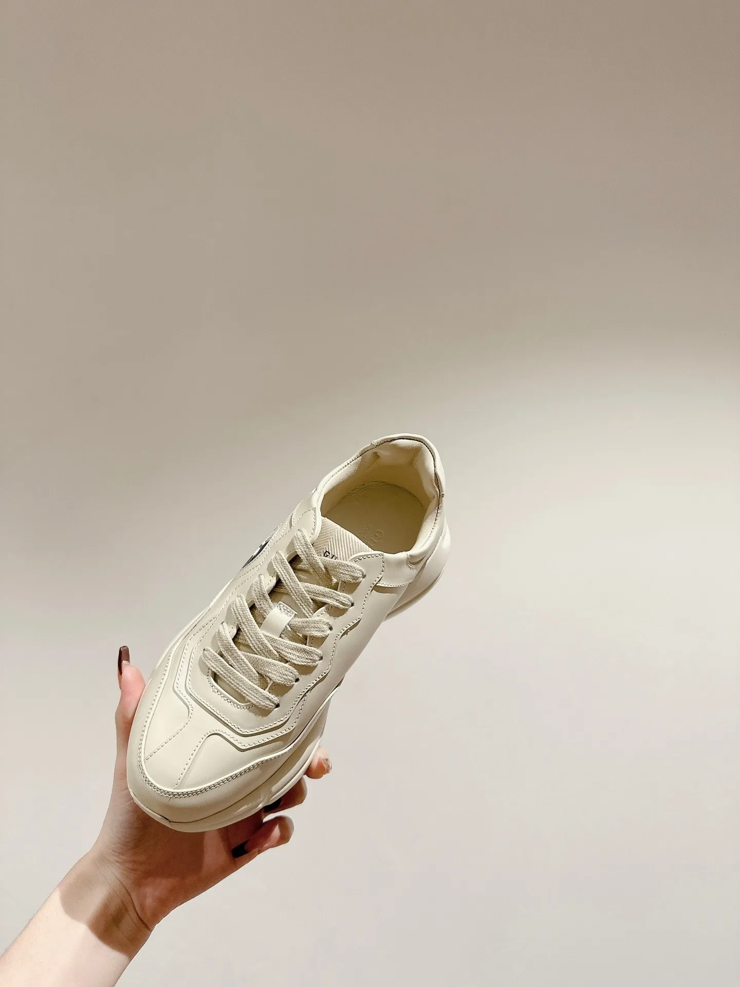 Top quality P800, ordinary P620🇮🇹Italy🇮🇹Gucci🇮🇹Dad shoes (purchase grade) (original) 👑 The original version purchased from Taikoo Hui has been continuously improved and upgraded in details, from the packaging of the shoes - anti-counterfeiting logos - shoe box accessories - fabric optimization - outsole technology - stitching - oil edge technology. We do our best ◼️ Outsole: original plate molding ◼️ Upper: original grade A imported cowhide 🐮 ◼️ Inner: original grade A mixed sheepskin 🐑 ◼️ Feet: original grade A mixed sheepskin 🐑 ◼️ Medium and low belt logo + original injection molding foot technology + original lasting technology ◼️ Original full set of customized packaging (anti-counterfeiting chip + a cloth bag + Gucci card envelope + electronic invoice with credit card slip + shoelaces) ◼️ All details of the higher version are consistent with the original version (pay attention to comparison) ◼️ Code number: 35 to 40 for women, 39-44 for men